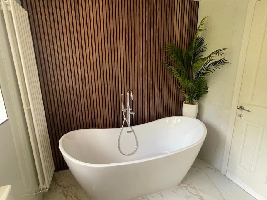 Home In Wirral - Peaceful Contemporary Gem. Dış mekan fotoğraf